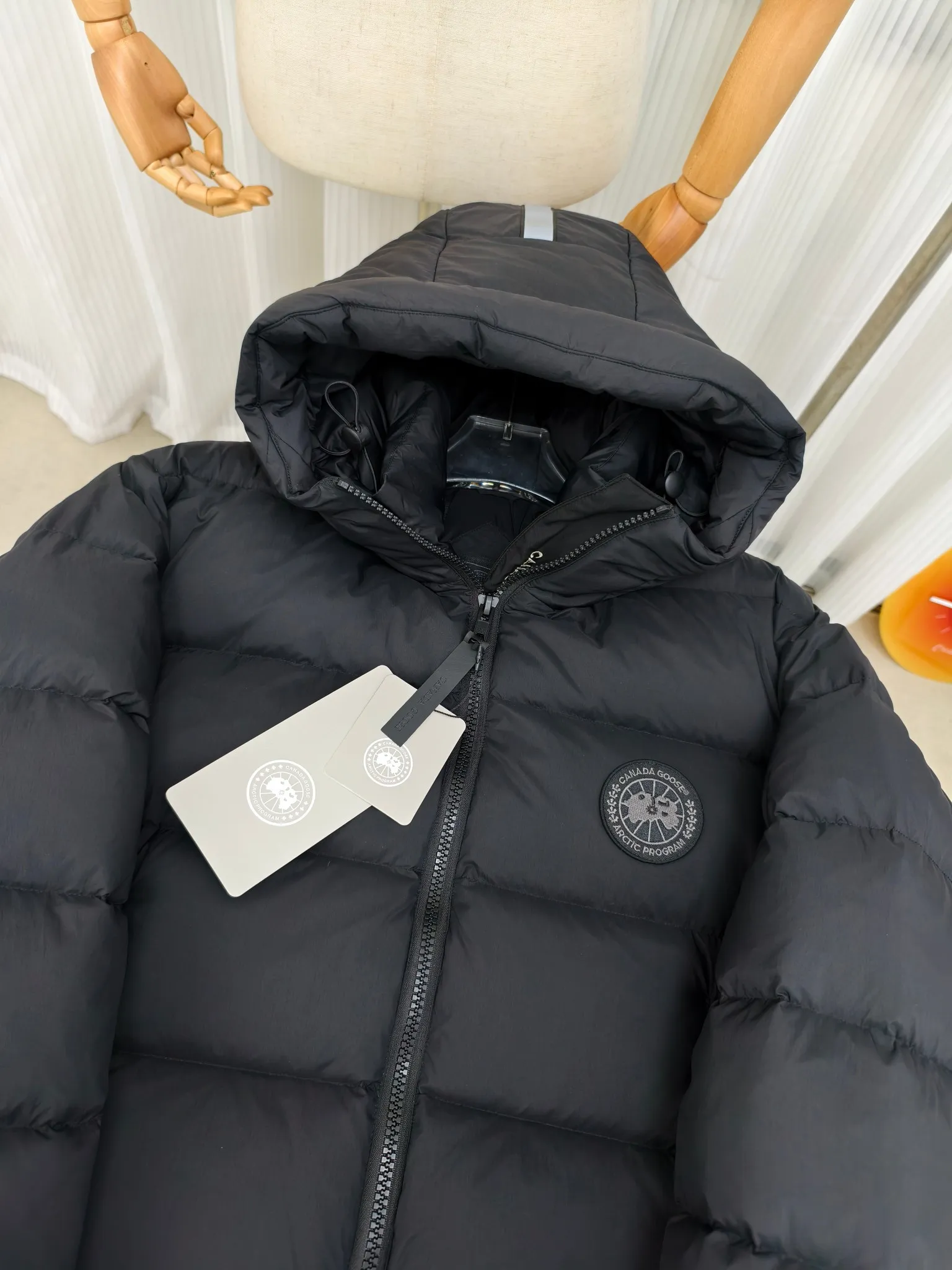 P880 Big Goose Ouyang Nana Second Generation (higher version) Canada goose Canada Goose Black Label Down Jacket A must-have in the outerwear world, the Big Goose Black Label down jacket! The latest designer styles! The goose down jacket has always been a popular element of fashion and is loved by experts from all walks of life! Fashionable hooded cut, high-end customer-supplied fine goose down, high resilience, smooth zipper, strong and firm. Pockets on both sides can store small items, free your hands, and you can go out without worries. It can also meet the need of putting your hands in your pockets👏👏Produced by Big Goose, it can be used as a group uniform by many celebrities. This down jacket uses a double-layer anti-down lining design, which has strong windproof performance and will be very warm in winter! Newly labeled white duck down filling, high fluffiness, windproof hooded design. When walking outdoors, pull the collar to the highest position, put your hands in the pockets and it will be very warm. It can be easily controlled by all body types! The interior is equipped with an elastic snow skirt design for better wrapping. The simple and neat style design highlights the masculine temperament. The impeccable style is classic and never goes out of style. It is warm and practical, and it is versatile! You can enter with your eyes closed!  Color: Black Khaki Size: XS-XXL